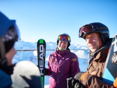 Am Gipfel des Nebelhorns im Allgäu starten man in einen freudigen Skitag mit Sonne und Schnee satt.