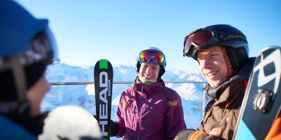 Am Gipfel des Nebelhorns im Allgäu starten man in einen freudigen Skitag mit Sonne und Schnee satt.