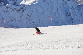Mit Schwung in den Winterspaß Mit den neusten Beschneiungsanlagen und seiner hohen Lage gilt das Nebelhorn als schneesicherstes Skigebiet im Allgäu.