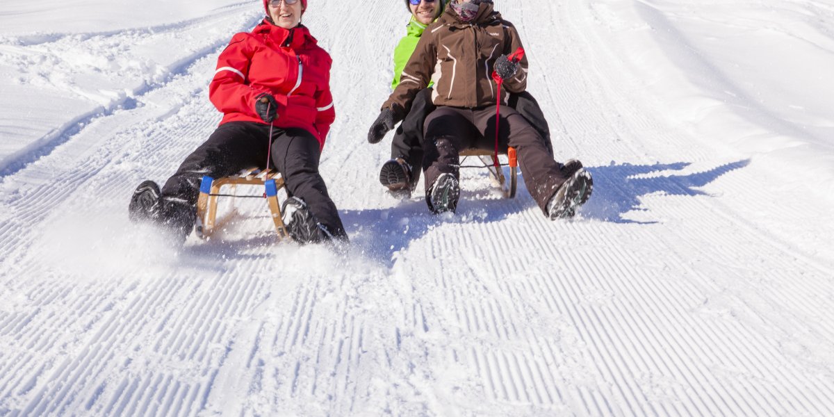 Schlittenfahrt in den Allgäuer Alpen Eine rasante, spaßige Schlittenfahrt gehört im Winter einfach dazu! Die Landschaft in Oberstdorf im Allgäu bietet mit den schneebedeckten Hängen die besten Bedingungen für den perfekten Rodelspaß!