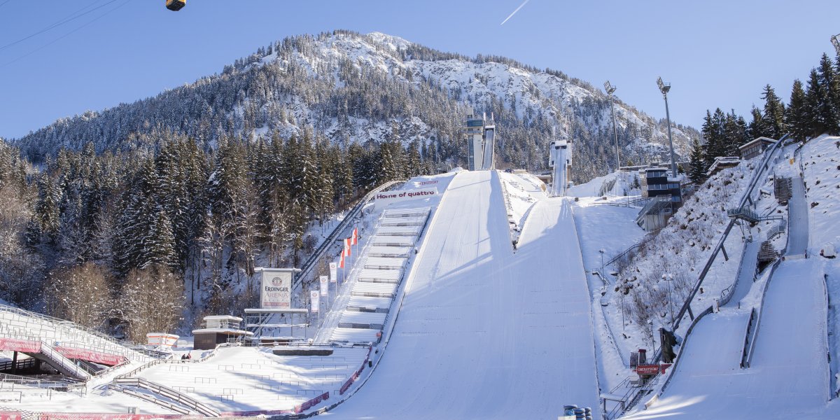 Stolz, groß und verlassen stehen die Sprungschanzen der Audi Arena bereit für Events wie der Vierschanzentournee und freuen sich über zahlreiche Besucher.