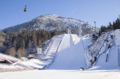 Stolz, groß und verlassen stehen die Sprungschanzen der Audi Arena bereit für Events wie der Vierschanzentournee und freuen sich über zahlreiche Besucher.