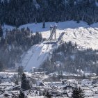 Winterlich eingebettet wacht die Skisprungschanze über Oberstdorf