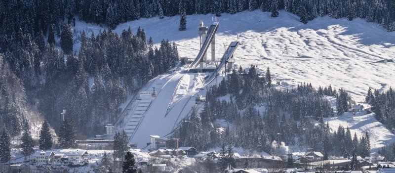 Winterlich eingebettet wacht die Skisprungschanze über Oberstdorf