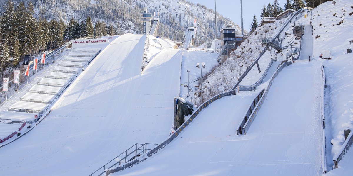 Entdecke die Faszination des Wintersports an der Skisprungschanze in Oberstdorf! Erlebe die Adrenalin geladene Atmosphäre, wenn Athleten durch die Luft fliegen. Ein Muss für Winterfans und Sportbegeisterte!