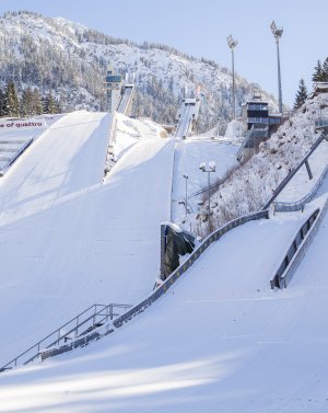 Entdecke die Faszination des Wintersports an der Skisprungschanze in Oberstdorf! Erlebe die Adrenalin geladene Atmosphäre, wenn Athleten durch die Luft fliegen. Ein Muss für Winterfans und Sportbegeisterte!
