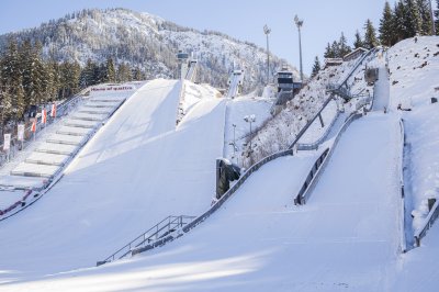 Entdecke die Faszination des Wintersports an der Skisprungschanze in Oberstdorf! Erlebe die Adrenalin geladene Atmosphäre, wenn Athleten durch die Luft fliegen. Ein Muss für Winterfans und Sportbegeisterte!