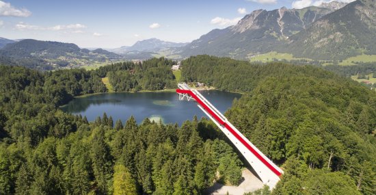 Skiflugschanze über dem Freibergsee