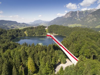 Skiflugschanze über dem Freibergsee