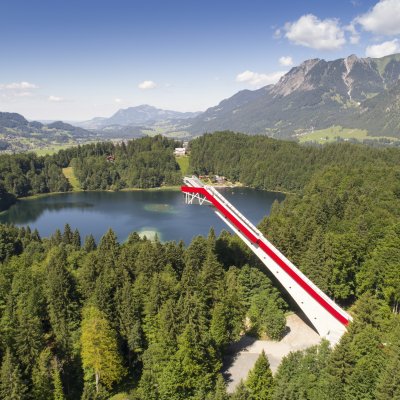 Skiflugschanze über dem Freibergsee