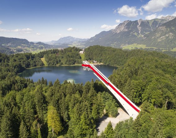 Skiflugschanze über dem Freibergsee