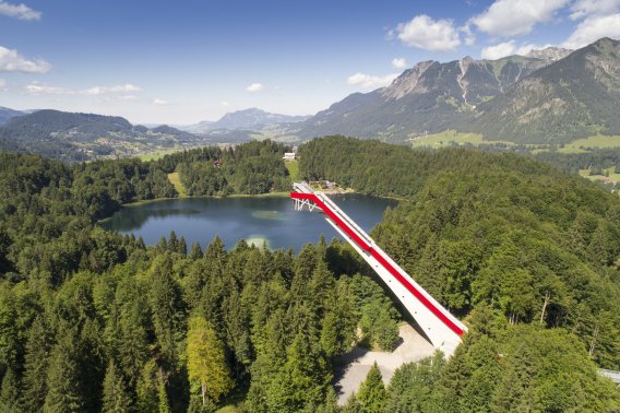 Skiflugschanze über dem Freibergsee