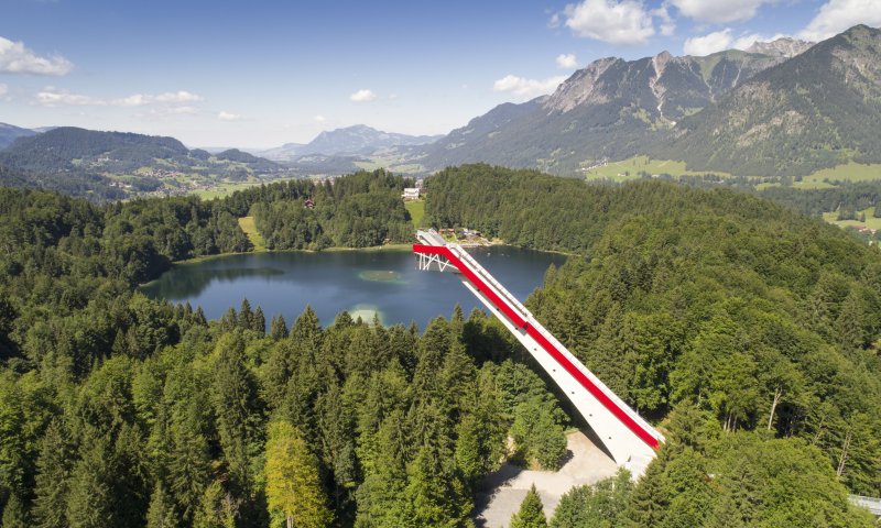 Skiflugschanze über dem Freibergsee