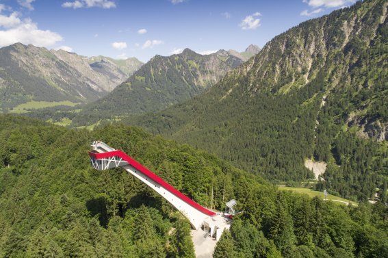 Rechtzeitig zur Skiflug Weltmeisterschaft 2018 in Oberstdorf wurde die Heinoi-Klopfer-Skiflugschanze aufwendig saniert um weiterhin faszinierende Skiflugwettbewerbe im Allgäu austragen zu können.