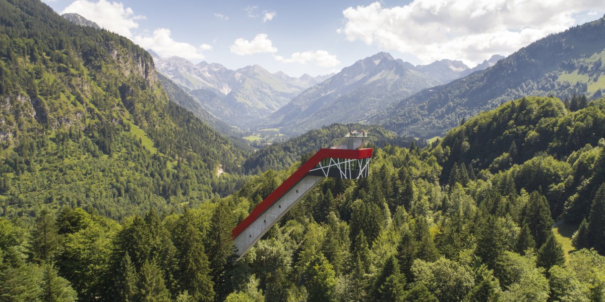 Der schiefe Turm von Oberstdorf ist im Stillachtal zu finden. Die einzige Skiflugschanze Deutschlands ragt über die Wipfel der Bäume und lässt im Winter Sportler bis über 200 Meter fliegen.