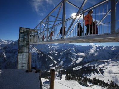 Das Walmendingerhorn im Kleinwalsertal im Allgäu präsentiert sich von seiner winterlichen Seite und lockt somit jährlich zahlreiche Wintersportler auf seine Pisten.
