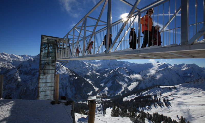 Das Walmendingerhorn im Kleinwalsertal im Allgäu präsentiert sich von seiner winterlichen Seite und lockt somit jährlich zahlreiche Wintersportler auf seine Pisten.