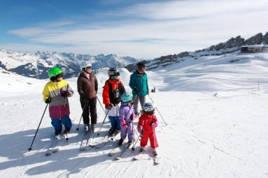 Ob Groß oder Klein, beim Anblick zahlreicher weißer Berggipfel und versteckter, uriger Berghütten wird das Skifahren zu einem ganz besonderen Erlebnis im Allgäu.