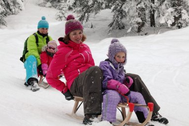 Frisch präpariert - die Naturrodelbahn am Nebelhorn Gleich vor der Tür der Wannenkopfhütte in Oberstdorf im Allgäu heißt es:
