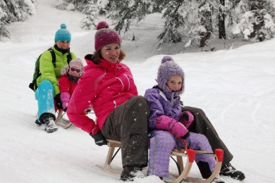 Frisch präpariert - die Naturrodelbahn am Nebelhorn Gleich vor der Tür der Wannenkopfhütte in Oberstdorf im Allgäu heißt es: