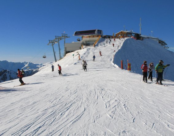 Die Kanzelwand bietet sowohl für Einsteiger als auch Fortgeschrittene beste Wintersportbedingungen. Beste präparierte Pistenkilometer mit Talabfahrt sowie eine angenehm beheizte Bergbahn laden zum heizen und genießen ein.