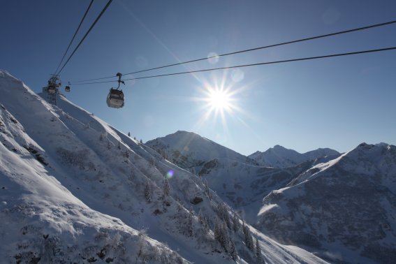 Von der Gondel aus hat man einen guten Blick auf die verschneiten Hänge und Täler. Mit jedem Meter, den es hoch geh, steigt auch die Vorfreude.