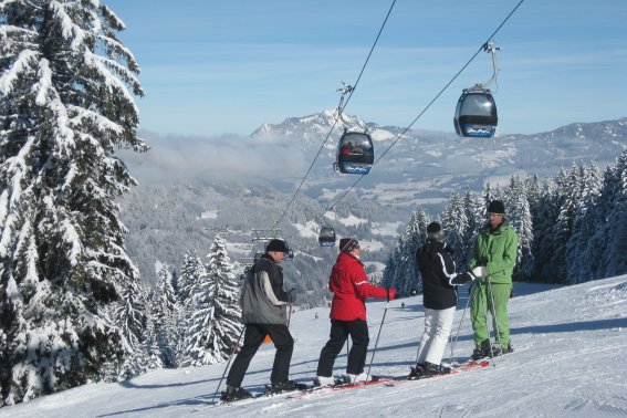Skikurse mit Spaßfaktor Mit professioneller Unterstützung und viel Spaß lernen Kinder und Erwachsene die Techniken des Wintersports, bis sie im nachhinein selbst die unterschiedlichen Pisten erkunden dürfen.