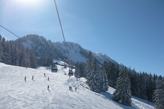 Die Hauptpiste des Söllerecks 10 Abfahrten und 14 bestens präparierte Pistenkilometer von leicht bis mittelschwer machen den Aufenthalt auf dem Hausberg der Oberstdorfer Skischulen zu einem abwechslungsreichen Skiabenteuer.