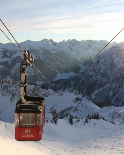 In der Gondel heißt es, einfach mal die Füße still halten und genießen, denn diese Aussicht auf die Alpenwelt des Allgäus hat man nicht alle Tage.