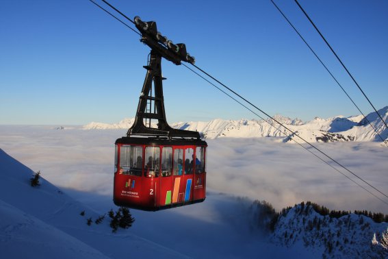 Mit der Gondel dem Walmendingerhorn entgegen Hoch geht es auf 1948 Meter mit der Gondel, die dank einer ununterbrochenen Aussicht auf Berge und Tal die Vorfreude noch schneller zum Steigen bringt.