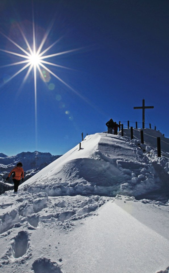 Es muss nicht immer abwärts gehen. Für Winderwanderer bieten sich auch schöne Touren, um die winterliche Landschaft auf den eigenen zwei Beinen zu erkunden.