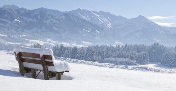 Verschneite Gipfel der Allgäuer Berglandschaft Im Allgäu eine Auszeit zu nehmen ist ganz leicht. Die weitläufige Landschaft bietet sich an für ausgedehnte Spaziergänge in der freien, winterlichen Natur.
