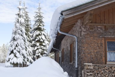 Die mitten in der verschneiten Natur gelegenen Hütten laden zur Einkehr ein und locken mit heißer Schokolade, Glühwein und Tee Wanderer in ihre heimeligen vier Wände.