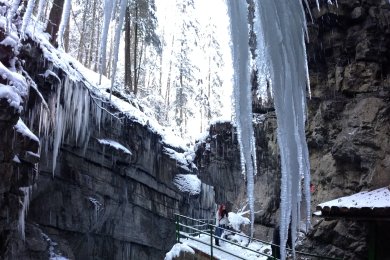 Die Breitachklamm - ein Naturphänomen im Winter Erleben die Breitachklamm in Oberstdorf im Winter: Eisbedeckte Felswände und glitzernde Eiszapfen schaffen eine atemberaubende Kulisse für eine unvergessliche Wanderung.