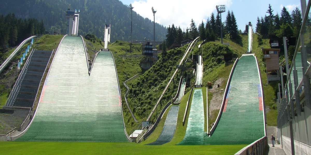 WM Skisprungarena im Sommer