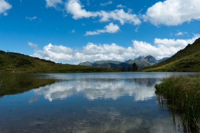Der Schlappoldsee am Fellhorn ist durch die Flora und Fauna ein Naturhighlight der besonderen Art und lädt zum Verweilen ein Die Fellhornbahn bringt Sie bequem und komfortabel auf das Fellhorn hinauf. Hier können Sie die Bergwelt aus einem anderen Blicksehen bestaunen und Ihren Urlaub bestens genießen.