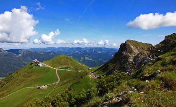 Blick auf die Kanzelwand Bergstation mit traumhaften Weitblick in die umliegende Bergwelt der Allgäuer Alpen