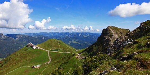 Blick auf die Kanzelwand Bergstation mit traumhaften Weitblick in die umliegende Bergwelt der Allgäuer Alpen