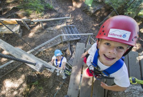 Im Kletterwald am Söllereck bei Oberstdorf im Allgäu erwartet die ganze Familie ein richtiges Abenteuer in luftiger Höhe!
