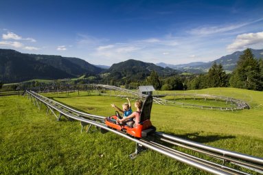 Sommerrodeln mit Bergpanorama