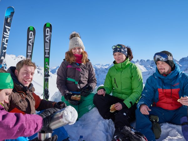 Kurze Pause nach einer winterlichen Tour in den Bergen im Allgäu