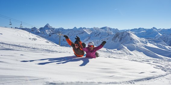 Wir fliegen auf den Winter - und Sie? Immer wenn die Berge in so herrliches Weiß getaucht sind, können wir es gar nicht erwarten, endlich die Ski unter den Füßen zu spüren. Mit einem Sprung ins Wintervergnügen!