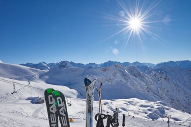 Ski im Schnee