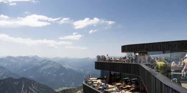 Erkunde das Nebelhorn in Oberstdorf im Sommer und erlebe atemberaubende Panoramaaussichten über die Allgäuer Alpen. Genieße Wanderwege, Kletterrouten und die beeindruckende Berglandschaft. Das Nebelhorn ist ein ideales Ausflugsziel für Naturliebhaber, Wanderfreunde und Familien.