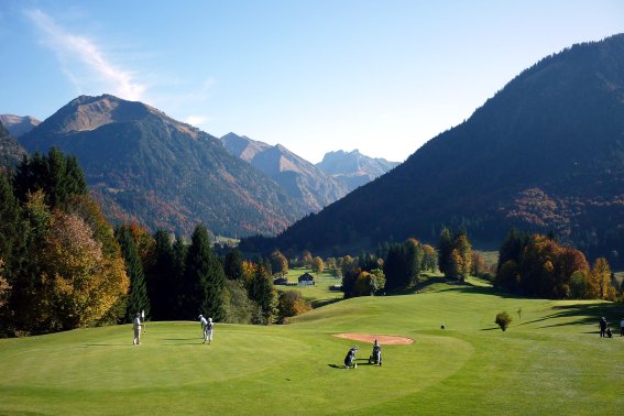 Golfen in Oberstdorf mit Bergpanorama