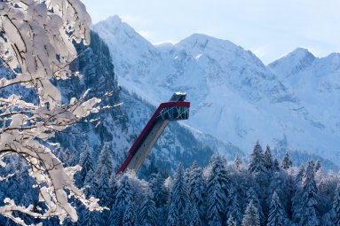 Die imposante Skiflugschanze in Oberstdorf