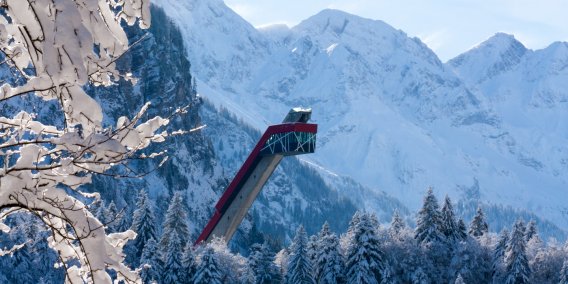 Die imposante Skiflugschanze in Oberstdorf