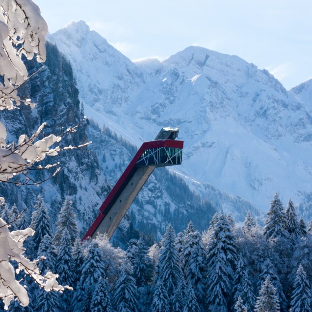 Tauche ein in die Winterwelt der Skiflugschanze in Oberstdorf! Ob beim Zuschauen der spektakulären Sprünge oder beim eigenen Adrenalinkick auf der Schanze - hier erlebst Du den Winter von seiner actiongeladenen Seite.