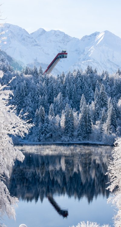 Entdecke die winterliche Ruhe am Freibergsee in Oberstdorf. Umgeben von verschneiten Allgäuer Alpen bietet der See eine malerische Kulisse für entspannte Winterspaziergänge und Naturgenuss. Ein perfekter Ort, um die Stille der kalten Jahreszeit zu erleben.