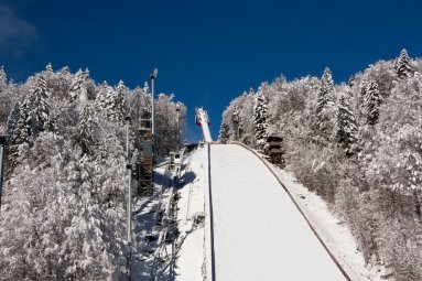 Skiflugschanze im Winter